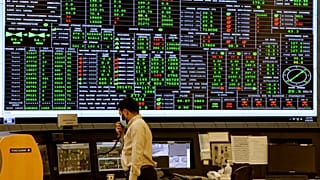 مهندس أرامكو السعودية يراقب غرفة التحكم شمال شرق الرياض، المملكة العربية السعودية.