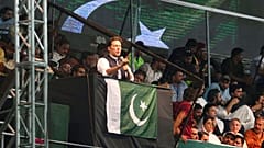 Pakistan Adalet Hareketi (PTI) partisi lideri Han, Lahor'da Ulusal Hokey Stadyumu’nda destekçilerine seslendi