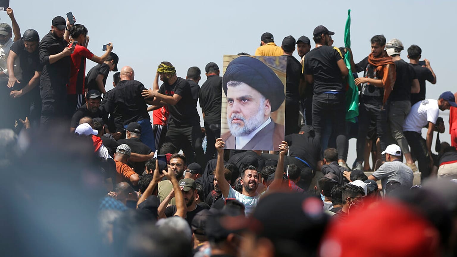 Sadr yanlıları 30 Temmuz Cumartesi günü Yeşil Bölge'ye girerek Meclis binasını basmış ve burada oturma eylemi başlatmıştı.