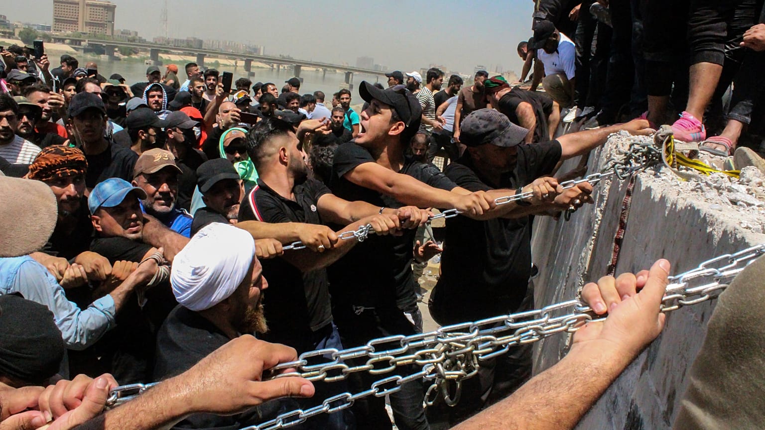 متظاهرون مؤيدون للزعيم الشيعي مقتدى الصدر في المنطقة الخضراء في بغداد
