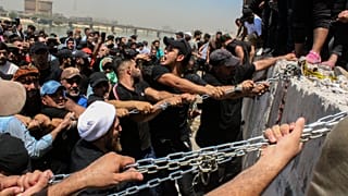 متظاهرون مؤيدون للزعيم الشيعي مقتدى الصدر في المنطقة الخضراء في بغداد