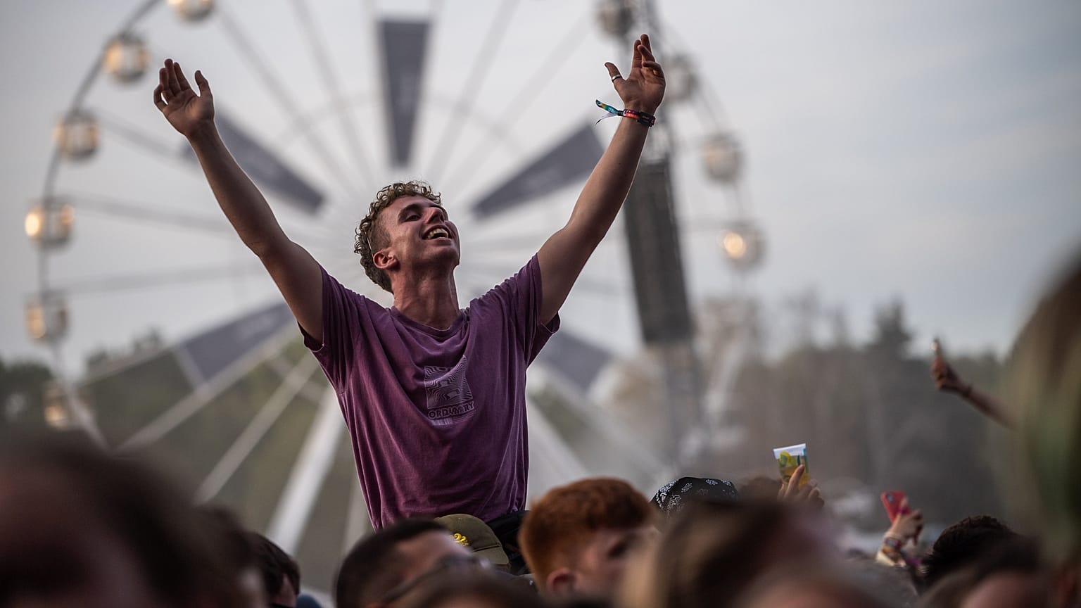 Fesztiválozó a Sziget nagyszínpada előtt szombat délután