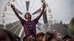 Fesztiválozó a Sziget nagyszínpada előtt szombat délután