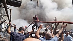رجال الإطفاء بعد الانفجار في سوق سورمالو في جنوب وسط يريفان، أرمينيا