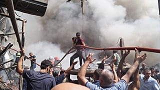 رجال الإطفاء بعد الانفجار في سوق سورمالو في جنوب وسط يريفان، أرمينيا