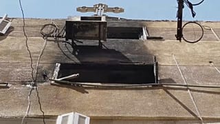 Exterior de la iglesia con el aparato de aire acondicionado que causó el siniestro