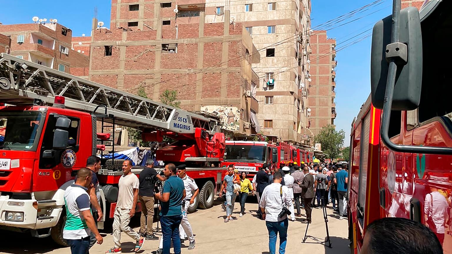 Δυνάμεις της πυροσβεστικής στο σημείο της πυρκαγιάς σε Κοπτική εκκλησία στο Κάιρο