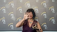 Julia Murat überglücklich mit dem Goldenen Leoparden für "Regra 34"