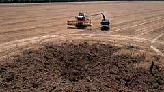 Ernte in der Ukraine neben einem Bombenkrater