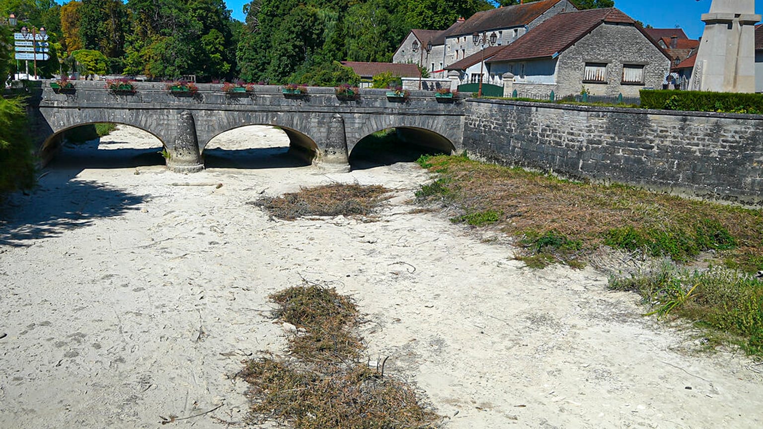 El río Tille está seco a su paso por el municipio de Lux (Francia).