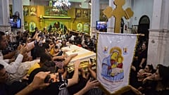 Les familles endeuillées assistent aux funérailles des victimes de l'incendie ayant ravagé une église copte au Caire dimanche 14 août 2022.
