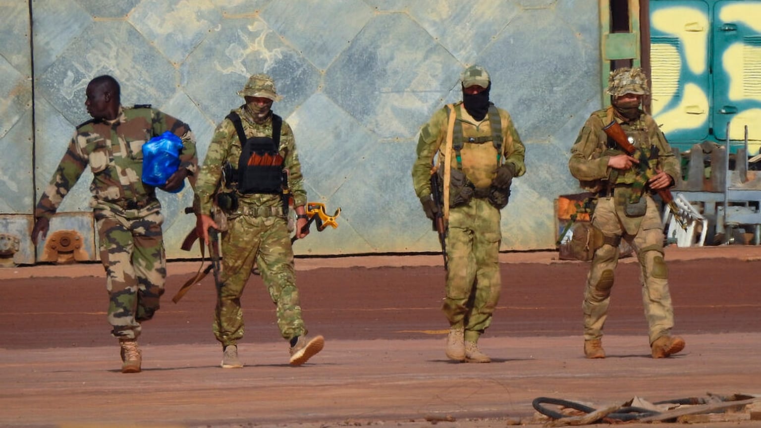 Dieses undatierte Foto, das vom französischen Militär verteilt wurde, zeigt drei russische Söldner in Mali.