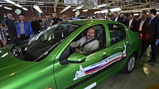 Иранский депутат Хоссейн Гаруси за рулем седана Runna от Iran Khodro
