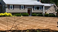 Aszály miatt kiégett fű a Massachusetts-i Norwell-ben