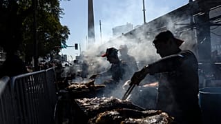 Parrilleros asan carne para la venta en un puesto durante un campeonato de asado en Buenos Aires, Argentina, el 14 de agosto de 2022.