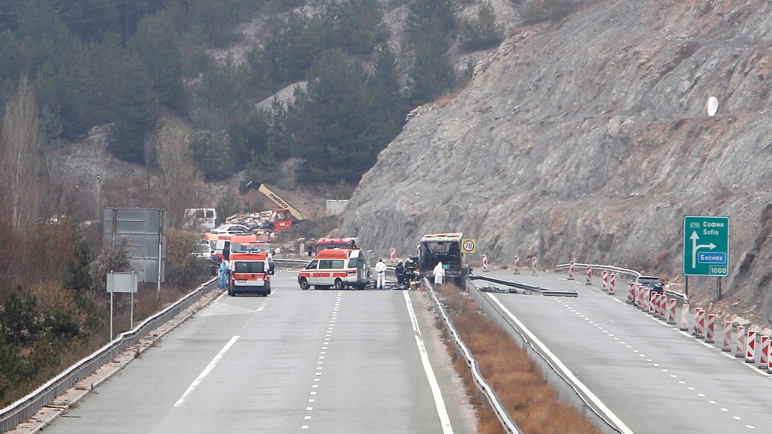 A balesetet szenvedett busz és mentők az autópályán