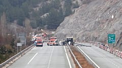 A balesetet szenvedett busz és mentők az autópályán