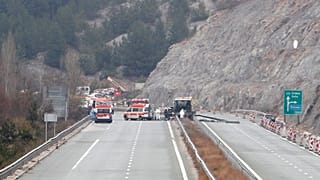 A balesetet szenvedett busz és mentők az autópályán