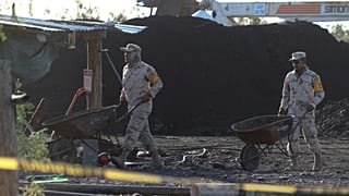 Soldados mexicanos mueven carretillas en la mina de carbón colapsada e inundada en Sabinas, estado de Coahuila, México, el jueves 4 de agosto de 2022.