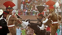 Pakistanische und indische Grenzsoldaten bei einer Zeremonie an einem Grenzposten