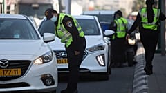عناصر من اشرطة الإسرائيلية عند إحدى نقاط التفتيش وسط مدينة تل أبيب، 10 يناير 2021.