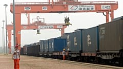 Грузовой поезд перед отправкой в Европу с юго-восточной провинции Китая Ляонин, 2019 г.