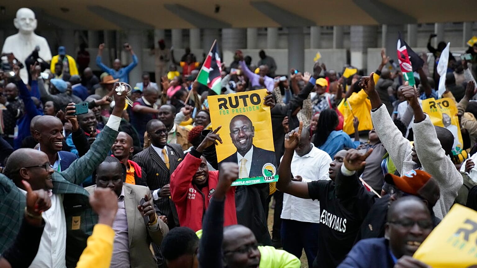 William Ruto'nun fotoğrafını tutan taraftarlar