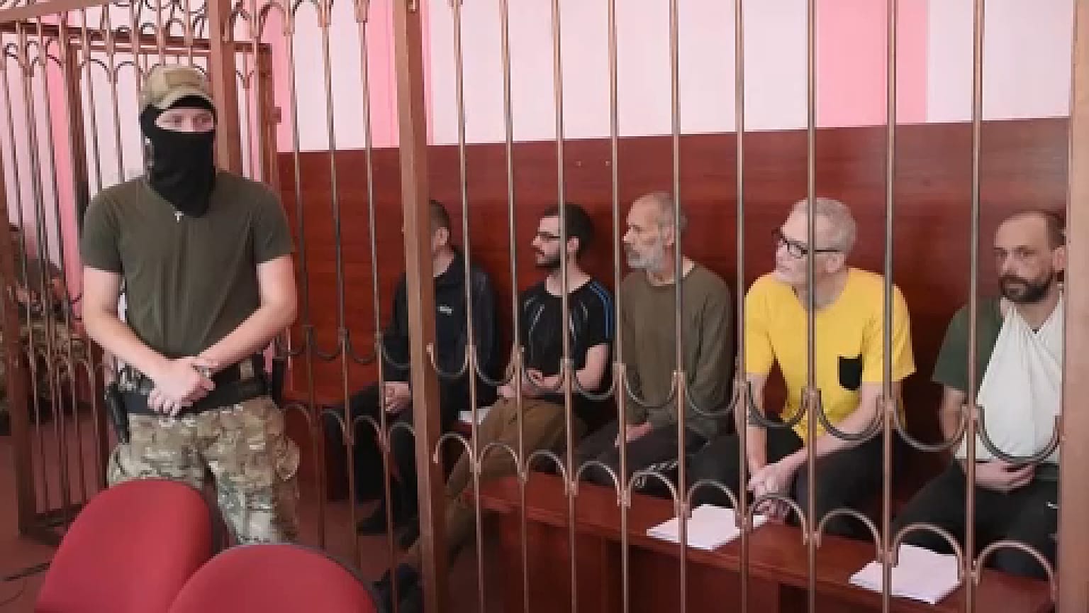 I cinque cittadii stranieri in tribunale a Donetsk. (15.8.2022)