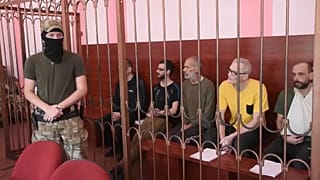 I cinque cittadii stranieri in tribunale a Donetsk. (15.8.2022)