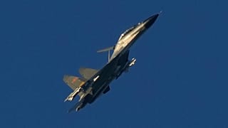 Un avion de chasse militaire chinois J-11 survole le détroit de Taïwan près de Pingtan - 5 août 2022