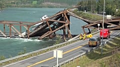 Mit Glück im Unglück: Ein Lastenwagenfahrer, der beim Einsturz auf der Brücke fuhr, kam mit dem Schrecken davon.