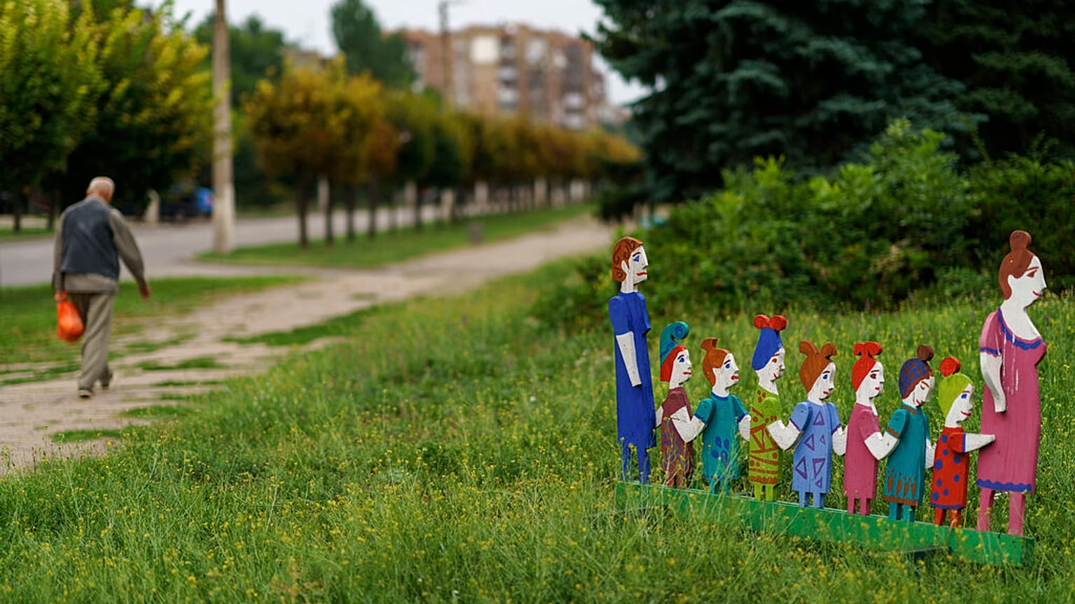 Üres a park, eltűnt a gyerekzsivaj Kramatorszkból.