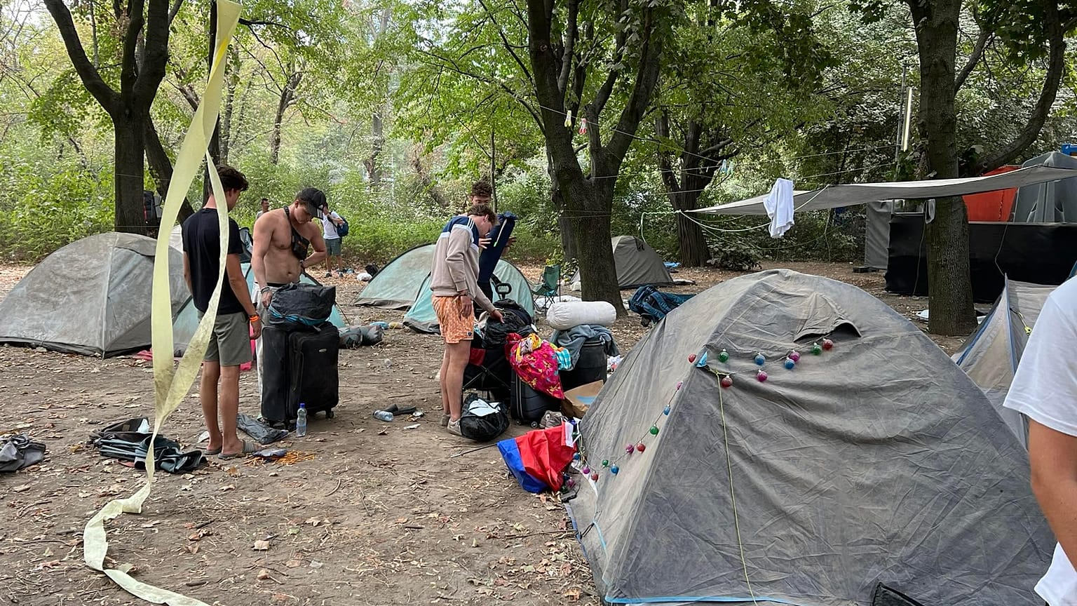 Bontják a sátrakat a Szigeten