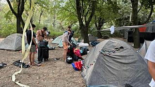 Bontják a sátrakat a Szigeten