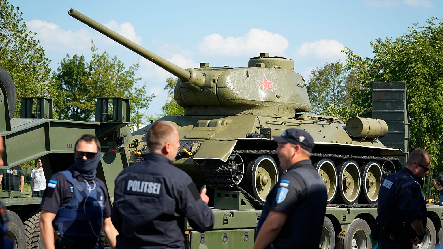 The statue of the tank was located near the Estonian border city of Narva.
