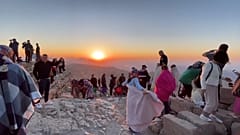 Nemrut Dağı, karal mezarları, güneşin doğuşu ve batışını manzarası sebebiyle yerli ve yabancı turistlerin ilgisini çekiyor.