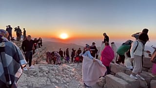 Nemrut Dağı, karal mezarları, güneşin doğuşu ve batışını manzarası sebebiyle yerli ve yabancı turistlerin ilgisini çekiyor.