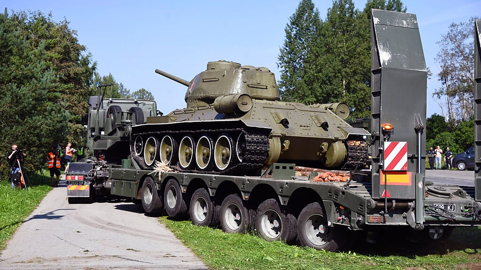 Estonya'da kaldırılan Sovyet tankı şeklindeki anıt