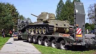 Estonya'da kaldırılan Sovyet tankı şeklindeki anıt
