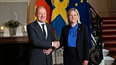 Die schwedische Ministerpräsidentin Magdalena Andersson begrüßt den deutschen Kanzler Olaf Scholz