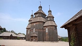 Сотрудники историко-культурного комплекса "Запорожская Сечь" в Украине перевозят самые ценные экспонаты на запад страны
