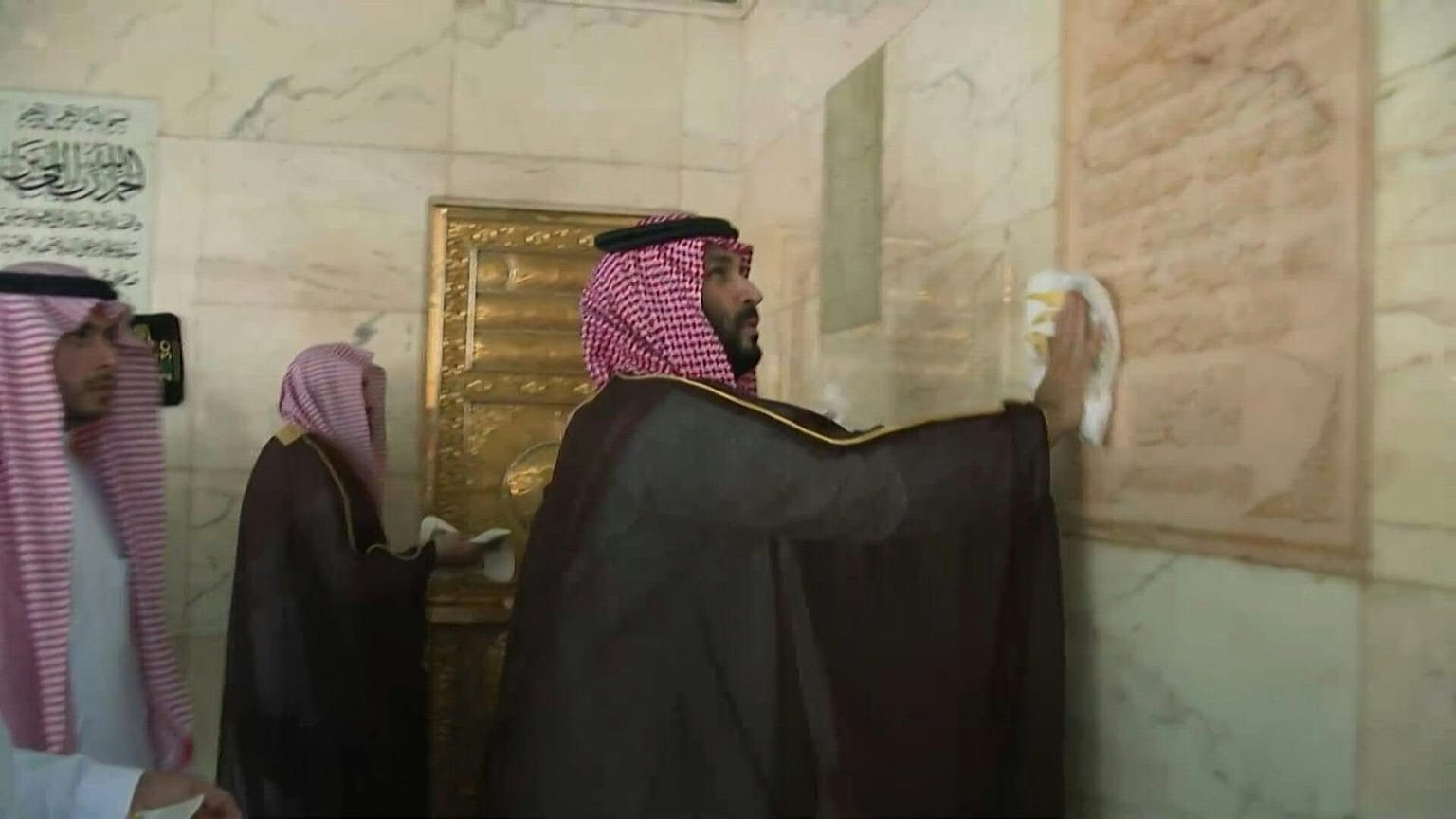 ولي العهد السعودي محمد بن سلمان يشارك في غسيل الكعبة 