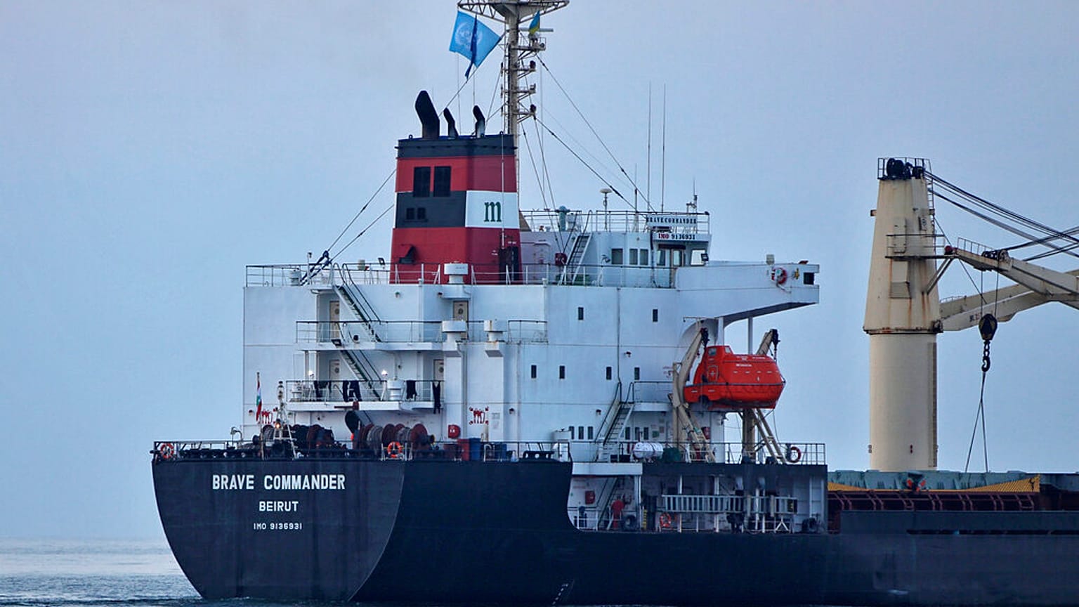 Ein Getreidefrachter verlässt am 16. August den Seehafen Pivdennyi in der Nähe von Odessa