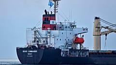 Ein Getreidefrachter verlässt am 16. August den Seehafen Pivdennyi in der Nähe von Odessa