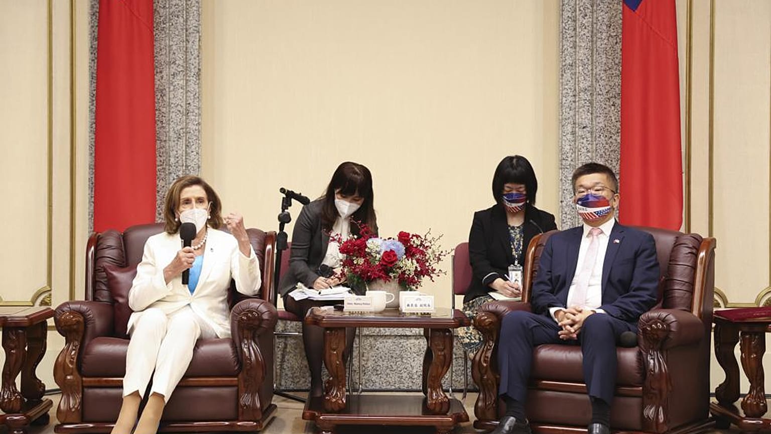 Nancy Pelosi ve Tasi Chichang