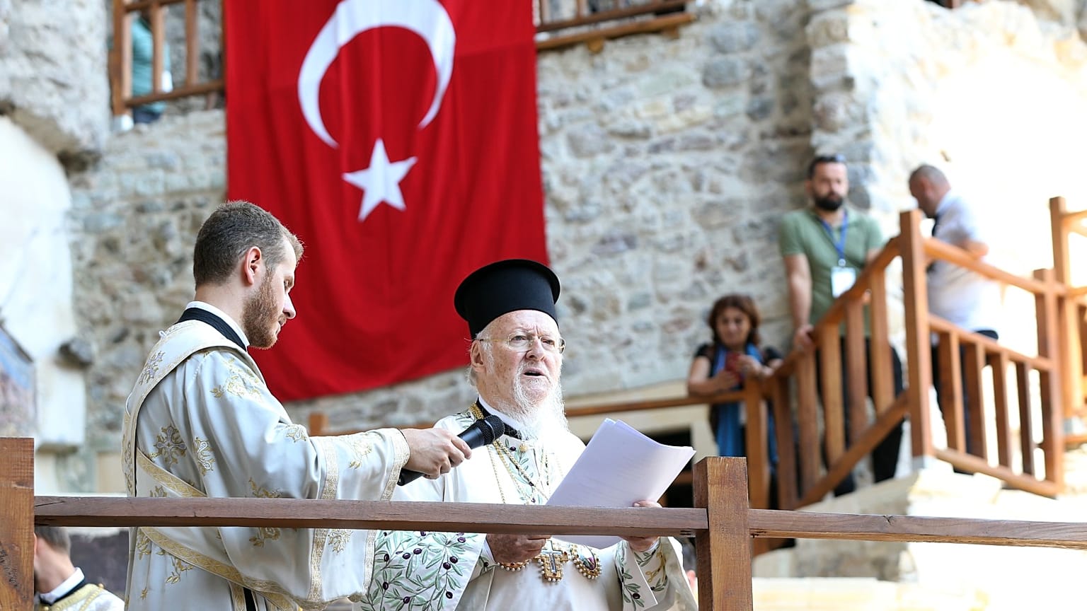Fener Rum Patriği Bartholomeos, Sümela Manastırı'nda konuşma yaparken.