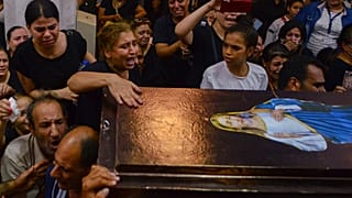 مشيعون يحضرون صلاة تأبين لضحايا حريق في كنيسة بالقاهرة الكبرى أسفر عن مقتل العشرات يوم الأحد، مصر، في 14 أغسطس 2022. 