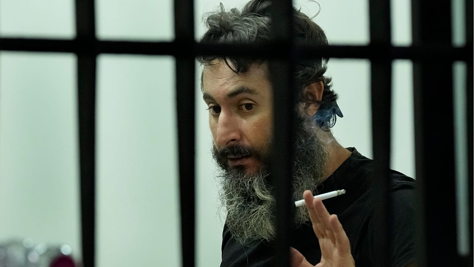  بسام الشيخ حسين الذي احتجز رهائن في أحد البنوك الأسبوع الماضي في بيروت