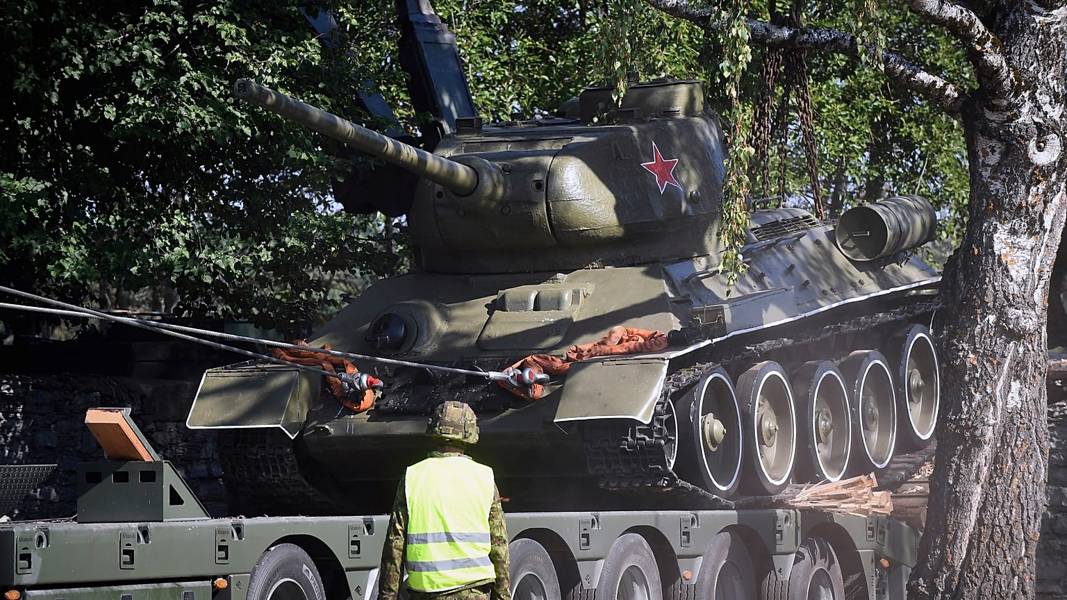 Als erstes Sowjet-Relikt musste der T-34 in Narva dran glauben