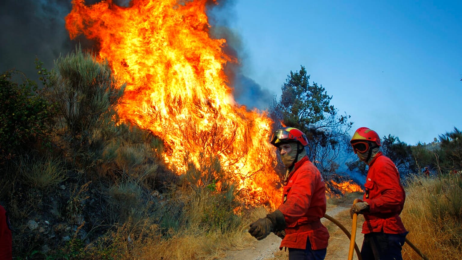 Bombeiros tentam controlar incêndio na Covilhã, Portugal